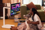 Le nouveau moniteur intelligent LG SWING améliore la productivité avec un support flexible et un écran tactile