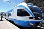 La Société nationale de transport ferroviaire (SNTF) a annoncé, lundi, dans un communiqué la généralisation du service de réservation électronique pour les grandes lignes.  La SNTF a précisé avoir procédé à la généralisation de l’acquisition des billets en ligne pour les grandes lignes, après avoir concerné, dans un premier temps, la ligne Alger-Oran, précisant que ce service s’effectue actuellement sur le site officiel de la SNTF, « en fonction du nombre de places disponibles ».  Cette mesure s’inscrit dans le cadre de la mise en œuvre des orientations du ministère de l’Intérieur, des Collectivités locales et des Transports, pour l’amélioration du service public, notamment à travers l’adoption de la numérisation et l’utilisation des nouvelles technologies, ajoute le communiqué.